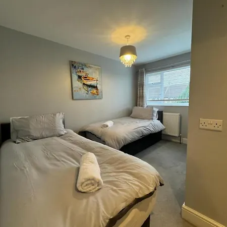 Holiday home Cricklade House - Sleeps 10, Long Stay, Parking, Wifi