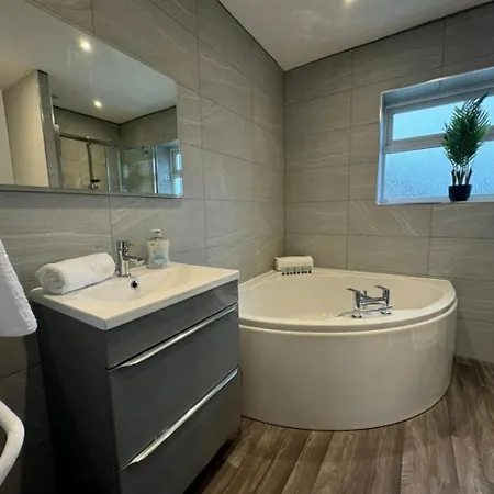 Cricklade House - Sleeps 10, Long Stay, Parking, Wifi Holiday home Swindon