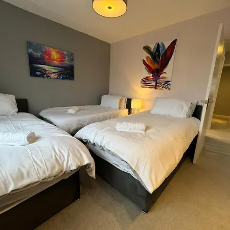 Holiday home Cricklade House - Sleeps 10, Long Stay, Parking, Wifi Swindon