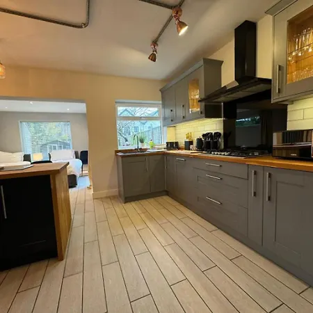 Cricklade House - Sleeps 10, Long Stay, Parking, Wifi *