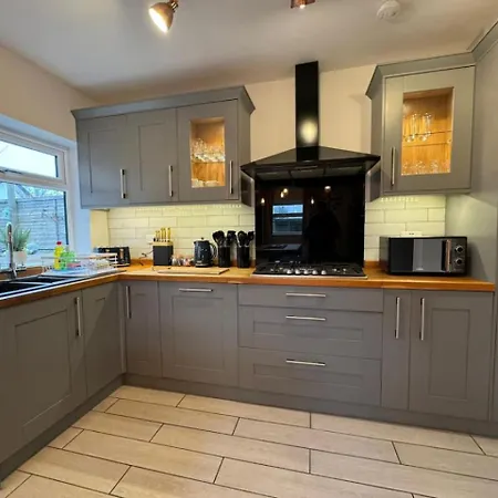 Cricklade House - Sleeps 10, Long Stay, Parking, Wifi