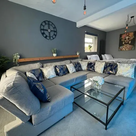 Cricklade House - Sleeps 10, Long Stay, Parking, Wifi