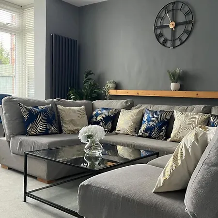 Holiday home Cricklade House - Sleeps 10, Long Stay, Parking, Wifi *