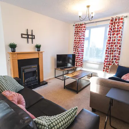 Queens Drive - Sleeps 6, 3 Bedrooms, Parking, Contractors Welcome