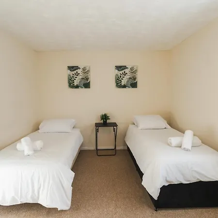 Queens Drive - Sleeps 6, 3 Bedrooms, Parking, Contractors Welcome