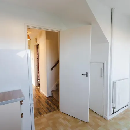 Queens Drive - Sleeps 6, 3 Bedrooms, Parking, Contractors Welcome Holiday home