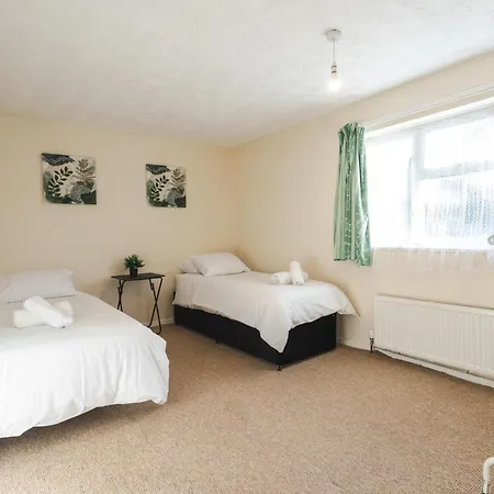 Holiday home Queens Drive - Sleeps 6, 3 Bedrooms, Parking, Contractors Welcome