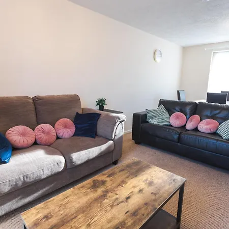 Holiday home Queens Drive - Sleeps 6, 3 Bedrooms, Parking, Contractors Welcome *