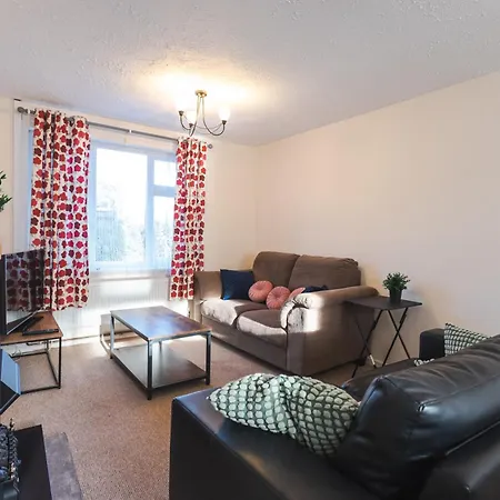 Queens Drive - Sleeps 6, 3 Bedrooms, Parking, Contractors Welcome Holiday home Swindon