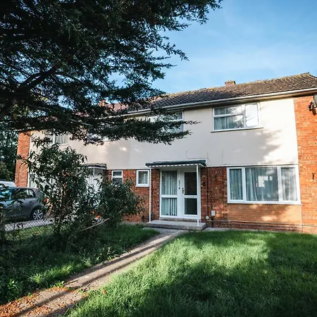 Holiday home Queens Drive - Sleeps 6, 3 Bedrooms, Parking, Contractors Welcome Swindon