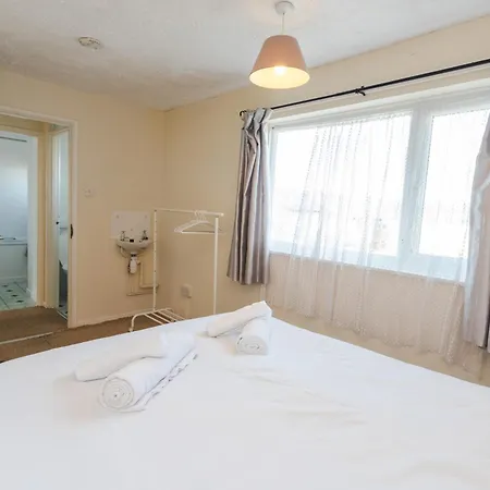 Queens Drive - Sleeps 6, 3 Bedrooms, Parking, Contractors Welcome *