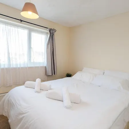 Queens Drive - Sleeps 6, 3 Bedrooms, Parking, Contractors Welcome