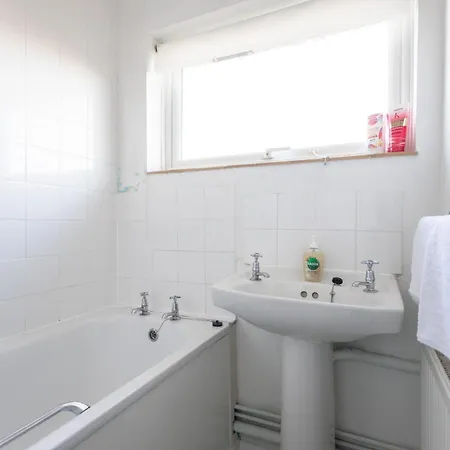 Queens Drive - Sleeps 6, 3 Bedrooms, Parking, Contractors Welcome Holiday home