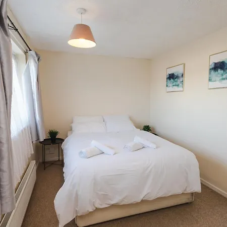 Holiday home Queens Drive - Sleeps 6, 3 Bedrooms, Parking, Contractors Welcome