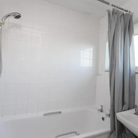Queens Drive - Sleeps 6, 3 Bedrooms, Parking, Contractors Welcome Holiday home *