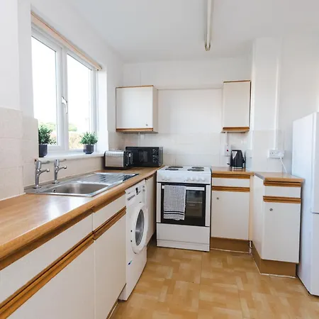 Queens Drive - Sleeps 6, 3 Bedrooms, Parking, Contractors Welcome Holiday home Swindon