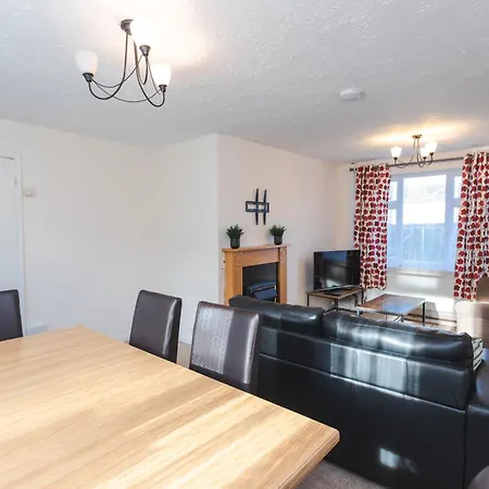 Holiday home Queens Drive - Sleeps 6, 3 Bedrooms, Parking, Contractors Welcome Swindon