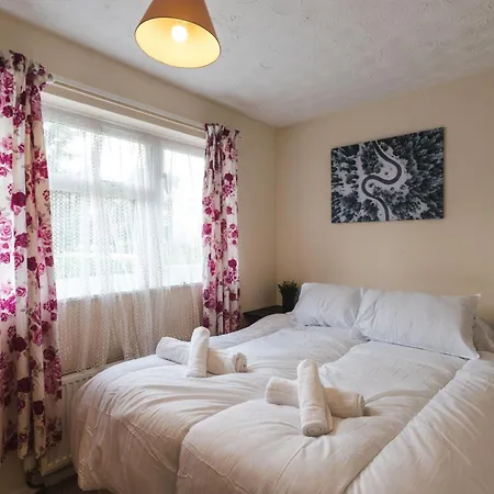 Queens Drive - Sleeps 6, 3 Bedrooms, Parking, Contractors Welcome Holiday home *