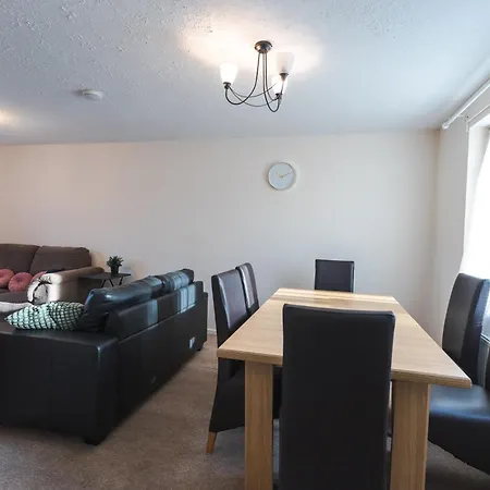 Queens Drive - Sleeps 6, 3 Bedrooms, Parking, Contractors Welcome *