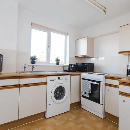 Queens Drive - Sleeps 6, 3 Bedrooms, Parking, Contractors Welcome Swindon