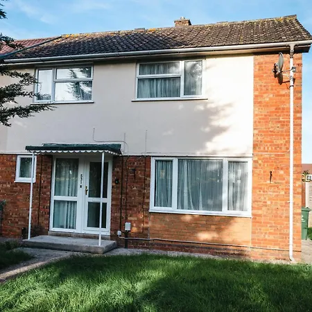 Queens Drive - Sleeps 6, 3 Bedrooms, Parking, Contractors Welcome Holiday home *