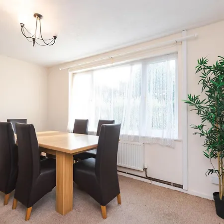 Holiday home Queens Drive - Sleeps 6, 3 Bedrooms, Parking, Contractors Welcome Swindon