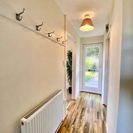 Queens Drive - Sleeps 6, 3 Bedrooms, Parking, Contractors Welcome * Swindon