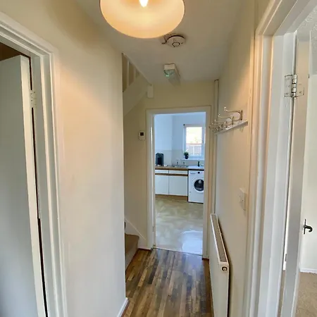 Queens Drive - Sleeps 6, 3 Bedrooms, Parking, Contractors Welcome Holiday home