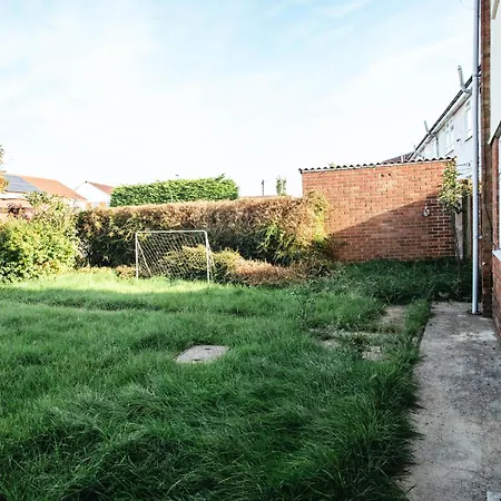 Queens Drive - Sleeps 6, 3 Bedrooms, Parking, Contractors Welcome * Swindon