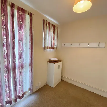 Queens Drive - Sleeps 6, 3 Bedrooms, Parking, Contractors Welcome