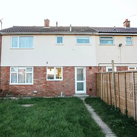 Holiday home Queens Drive - Sleeps 6, 3 Bedrooms, Parking, Contractors Welcome