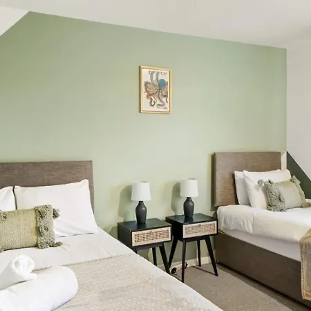 Mundy Avenue, Long Disc, Parking, Wifi