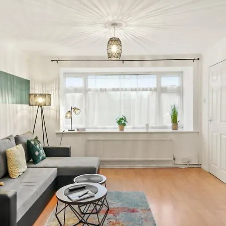 Mundy Avenue, Long Disc, Parking, Wifi