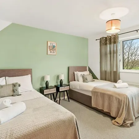 Mundy Avenue, Long Disc, Parking, Wifi * Swindon