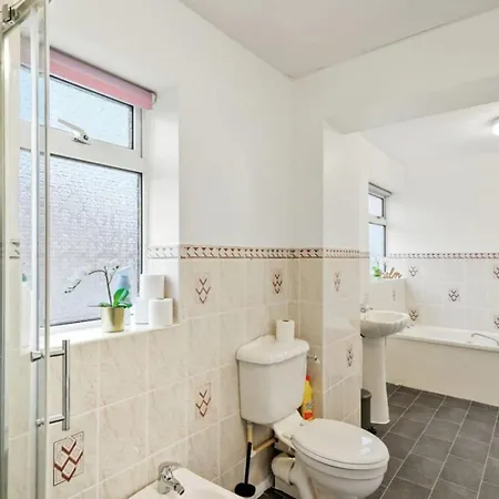 Mundy Avenue, Long Disc, Parking, Wifi