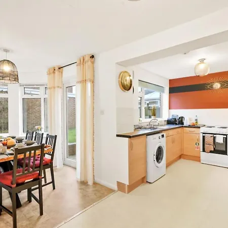 Mundy Avenue, Long Disc, Parking, Wifi Holiday home *