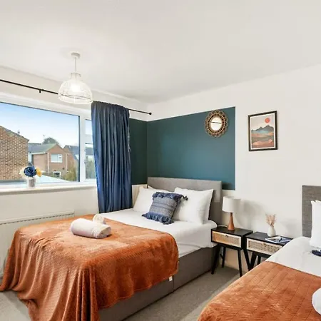 Mundy Avenue, Long Disc, Parking, Wifi Holiday home Swindon