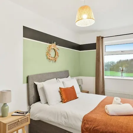 Holiday home Mundy Avenue, Long Disc, Parking, Wifi Swindon