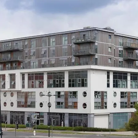 Paramount Apartment, Sleeps 5, Town Center Location, Free Parking Apartment *