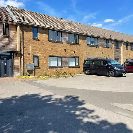 3cb 2 Bedroom In Swindon, Free Parking, Wifi, Long