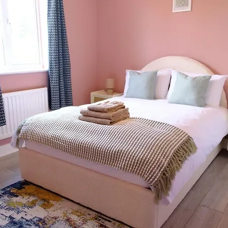 Casa de férias Haydon 5bed Sleeps 9 Swindon