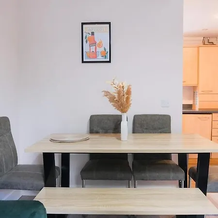 Haydon 5bed Sleeps 9 Swindon