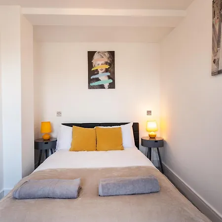Apartment Commercial Road Location Wyvern Theatre *