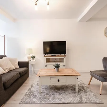 Commercial Road Location Wyvern Theatre Apartment *