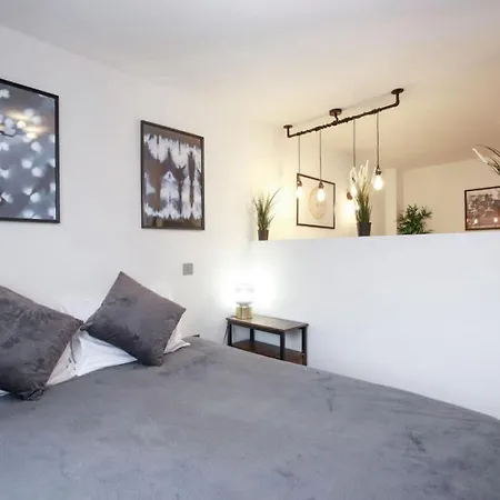 Commercial Road Location Wyvern Theatre Apartment *