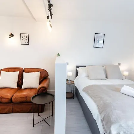 Commercial Road Location Wyvern Theatre Apartment *