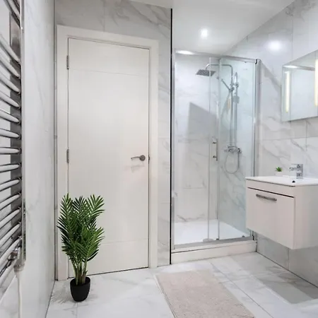 Commercial Road Location Wyvern Theatre Apartment *