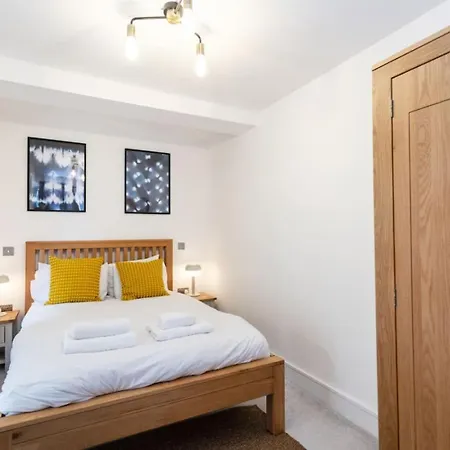 Apartment Commercial Road Location Wyvern Theatre