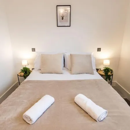 Commercial Road Location Wyvern Theatre Apartment Swindon
