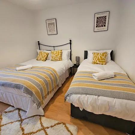 Plaza Flat 19 - 2 Bedroom Apartment, Free Parking, Town Centre Swindon